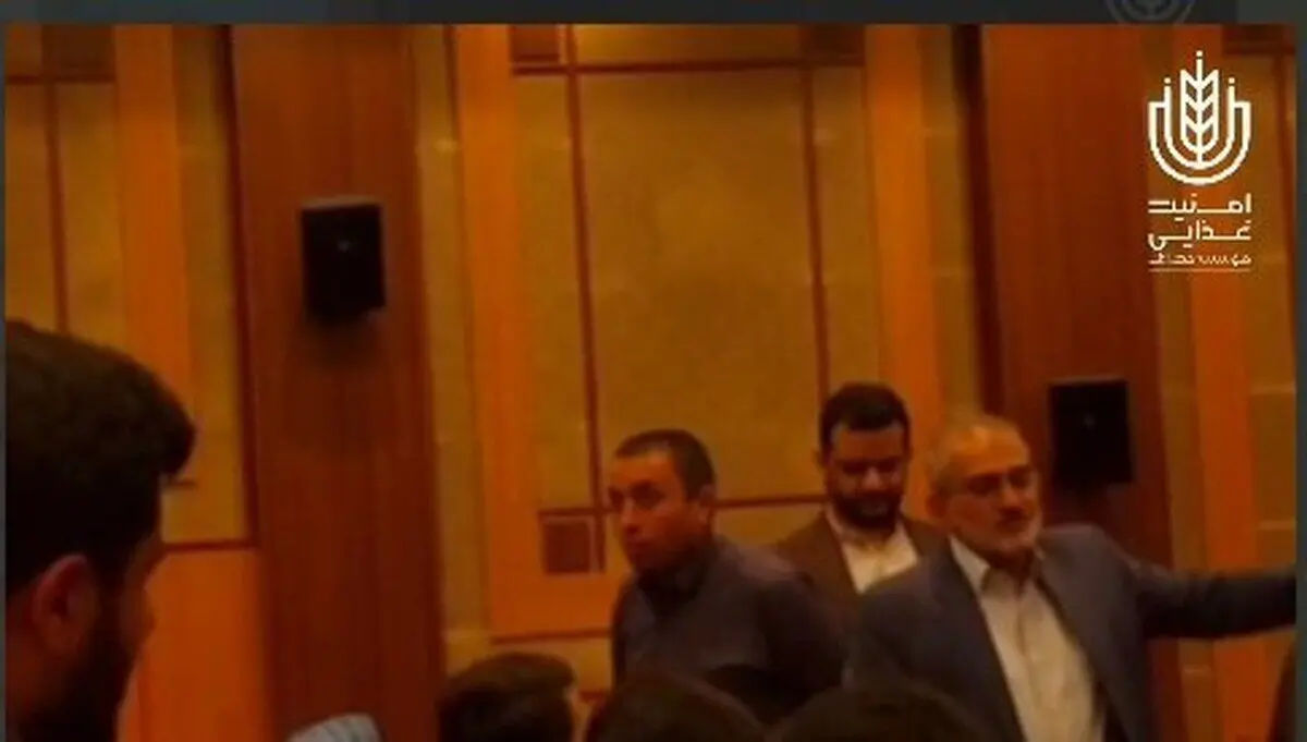 (تصویر) «ترک جلسه» توسط معاون رئیسی پس از خواندن «بیانیه انتقادی»