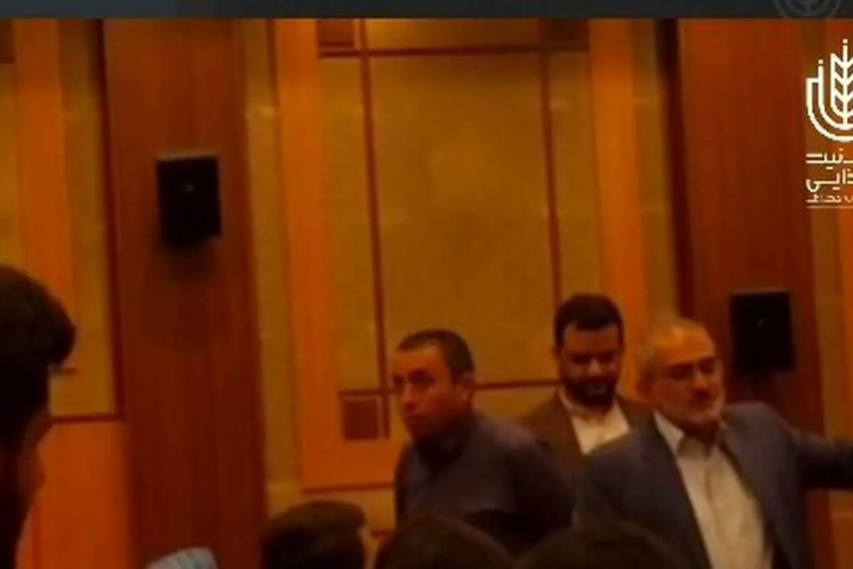 (تصویر) «ترک جلسه» توسط معاون رئیسی پس از خواندن «بیانیه انتقادی»