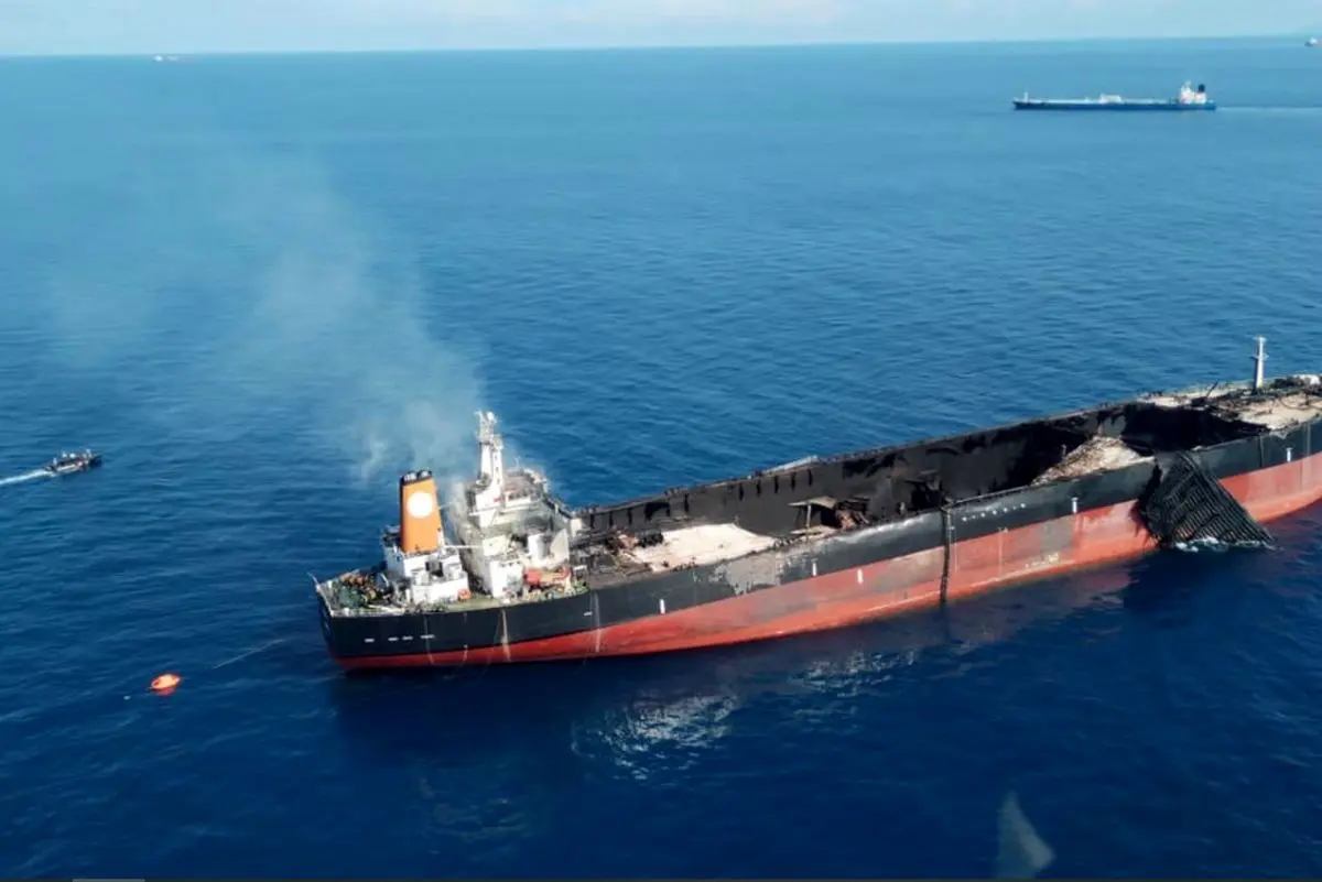 پشت پرده آتش گرفتن یک کشتی با سابقه انتقال نفت ایران