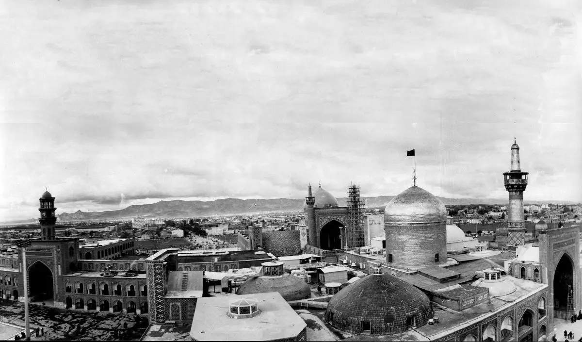 عکسی قدیمی که تاکنون ندیده‌اید؛ «بازار زنجیرها» در دوره قاجاریه در کنار حرم امام رضا (ع)