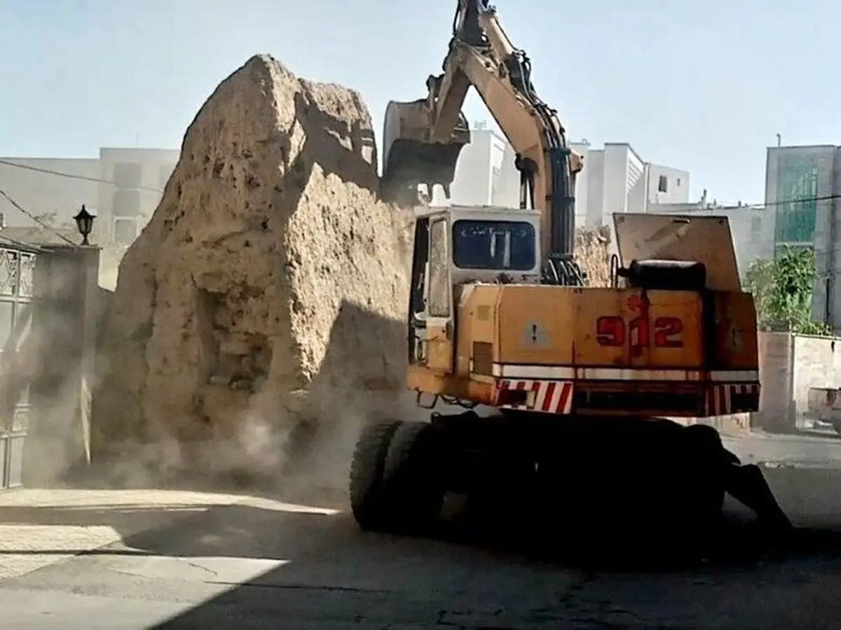 (ویدیو) شهرداری گلپایگان، باروی دوره هخامنشی را تخریب کرد