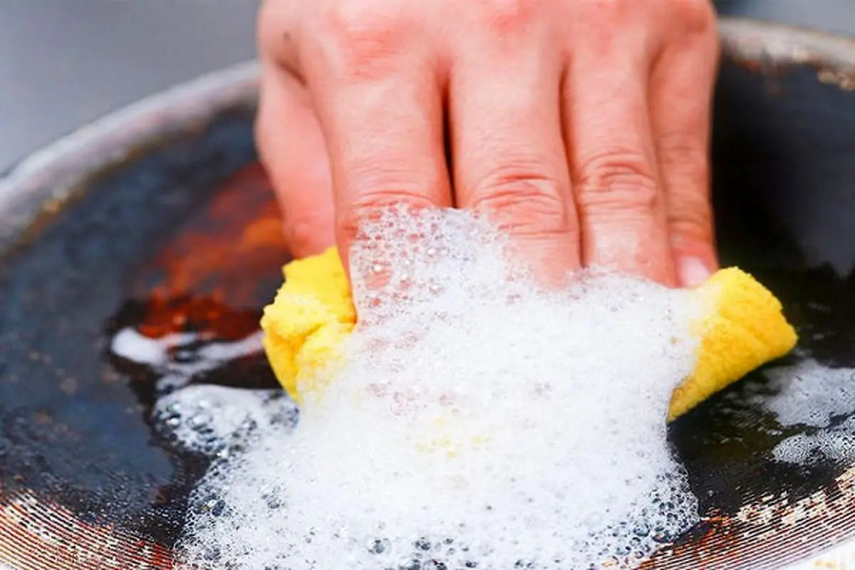 دلایل سیاه شدن قابلمه روحی و راهکار‌های سفید کردن آن