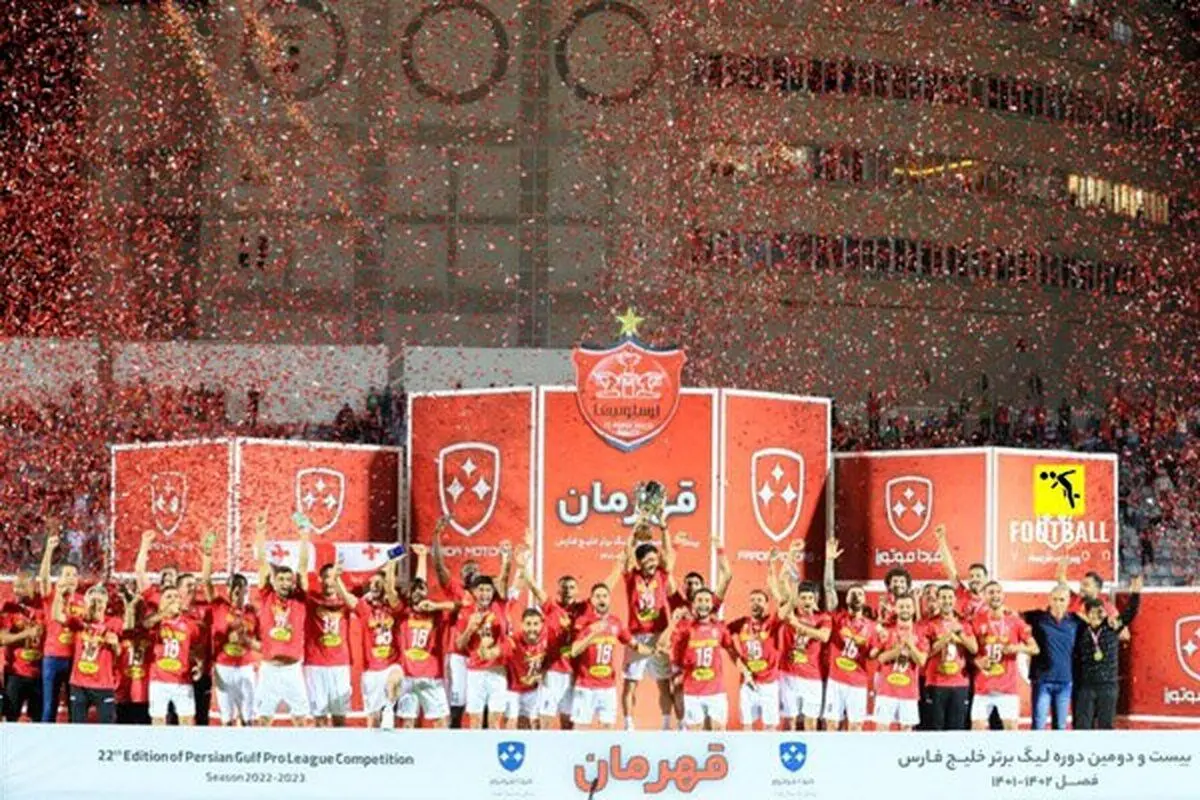 (ویدئو) لحظه اهدای جام قهرمانی به تیم فوتبال پرسپولیس