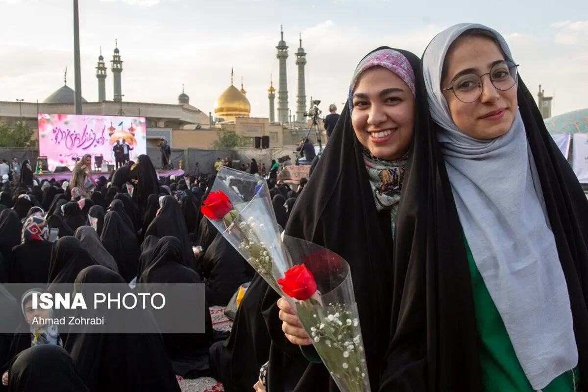 (تصاویر) جشن بزرگ دختران دانشجو در حرم حضرت معصومه(س)