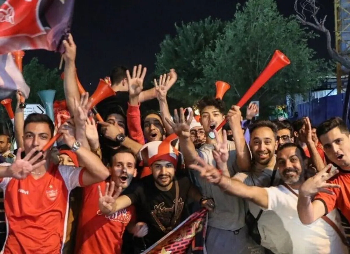 (تصاویر) جشن و شادی طرفداران پرسپولیس در خیابان