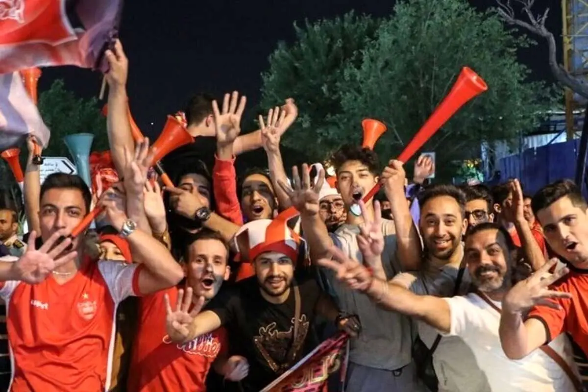(تصاویر) جشن و شادی طرفداران پرسپولیس در خیابان