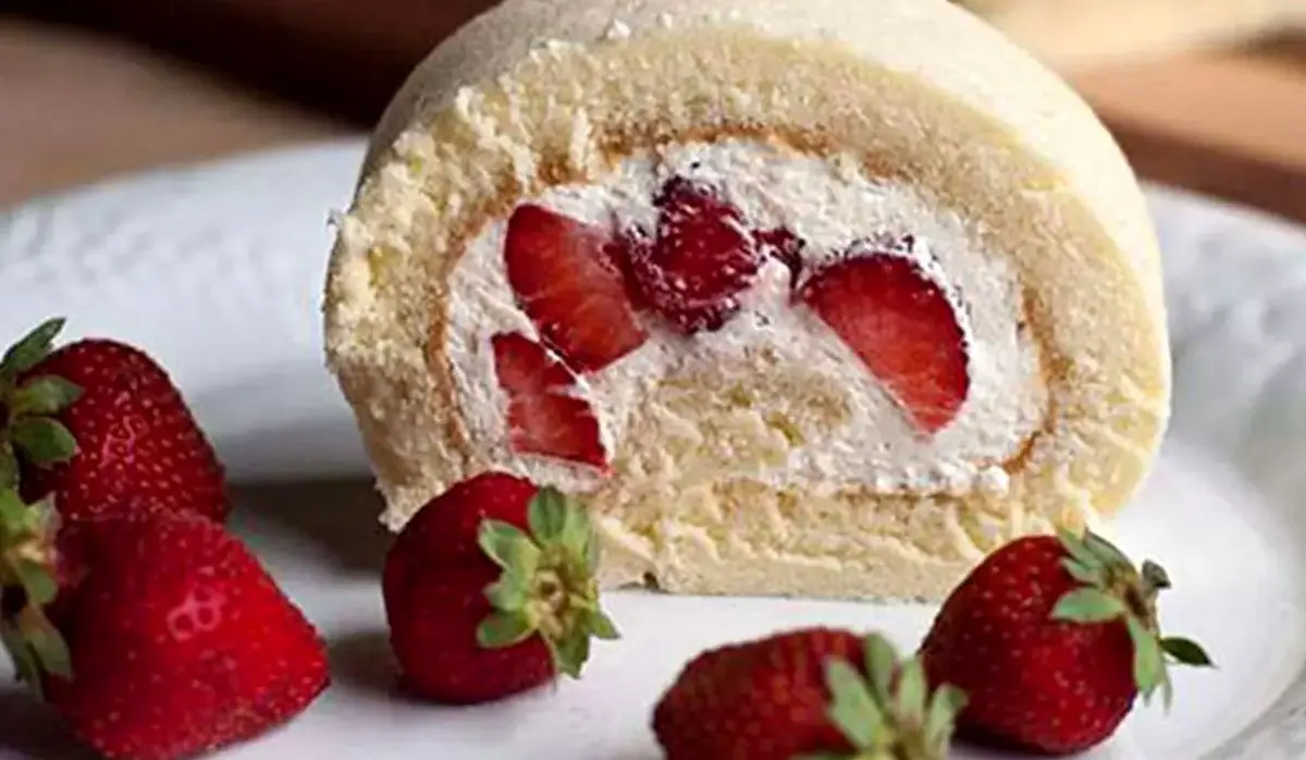 طرز تهیه رولت توت فرنگی؛ شیک برای مهمانی