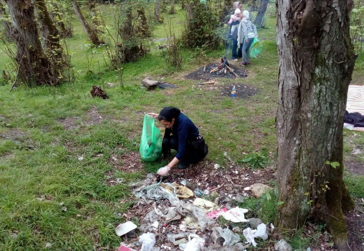 این زن پسر ۲ ساله‌اش را به کول می‌بندد و آشغال جمع می‌کند