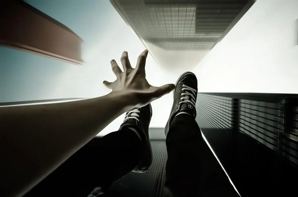 (ویدئو) سقوط از بالای پل؛ اقدام ترسناک یک مظنون برای فرار از دست پلیس!