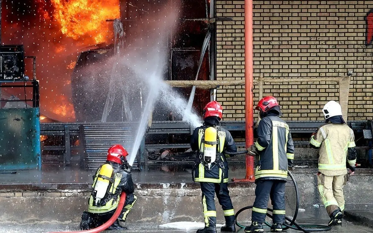 تصویری از خستگی آتش‌نشان بعد از اطفای آتش‌سوزی بزرگ امروز تهران