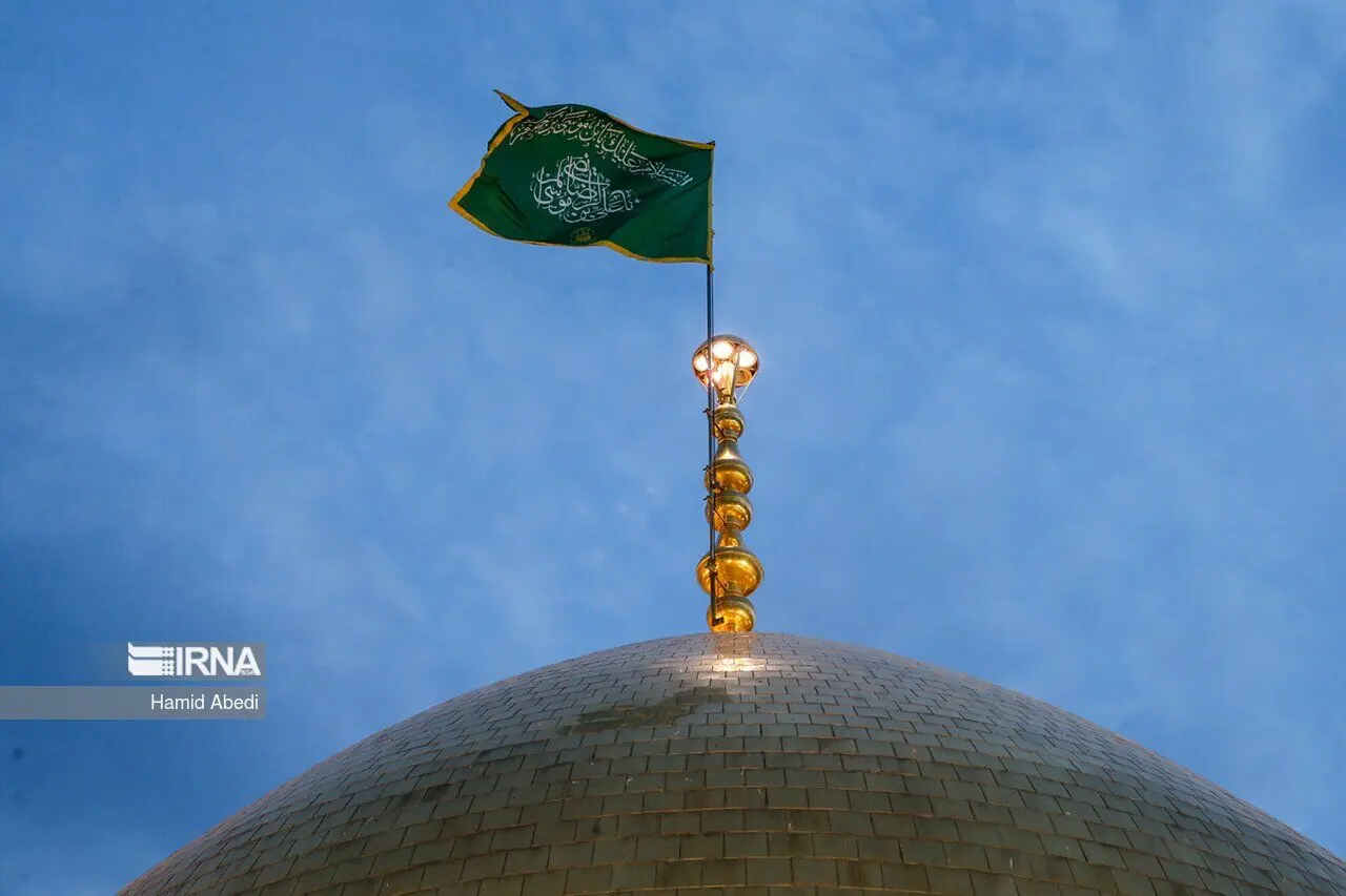 (تصاویر) آیین تعویض پرچم گنبد حرم حضرت معصومه(س)