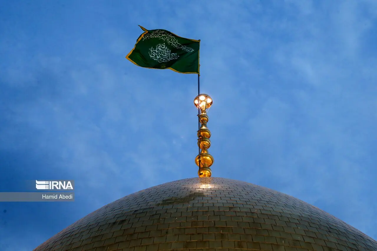 (تصاویر) آیین تعویض پرچم گنبد حرم حضرت معصومه(س)