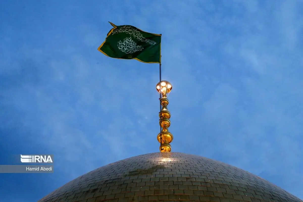 (تصاویر) آیین تعویض پرچم گنبد حرم حضرت معصومه(س)