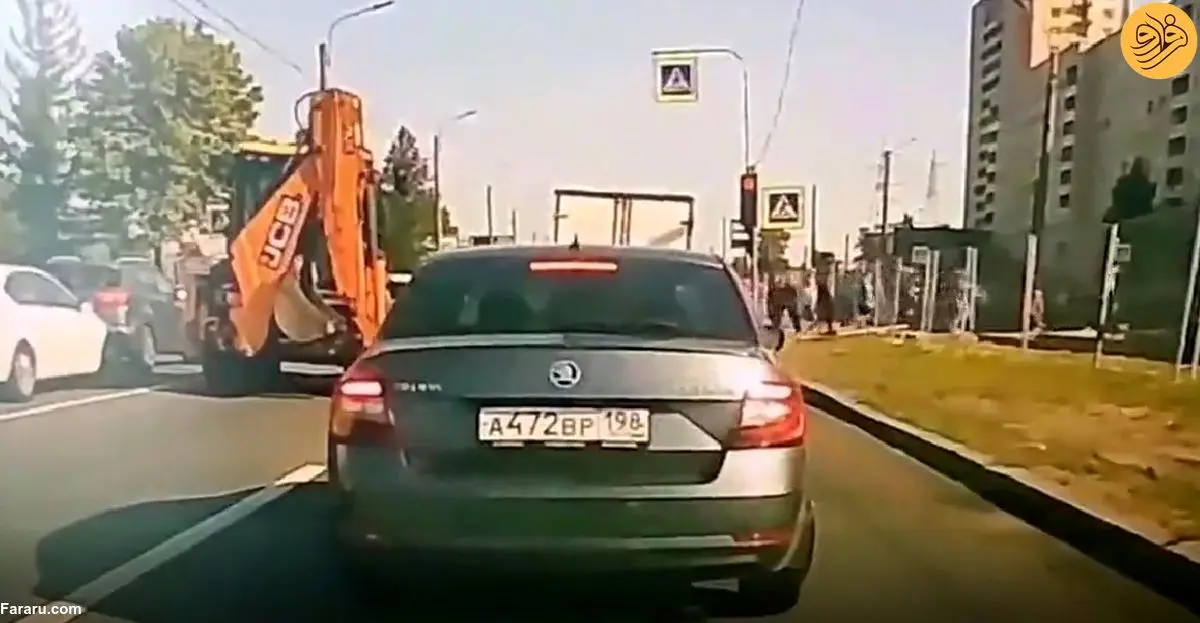(ویدئو) تصادف شدید شاسی‌بلند با بیل مکانیکی