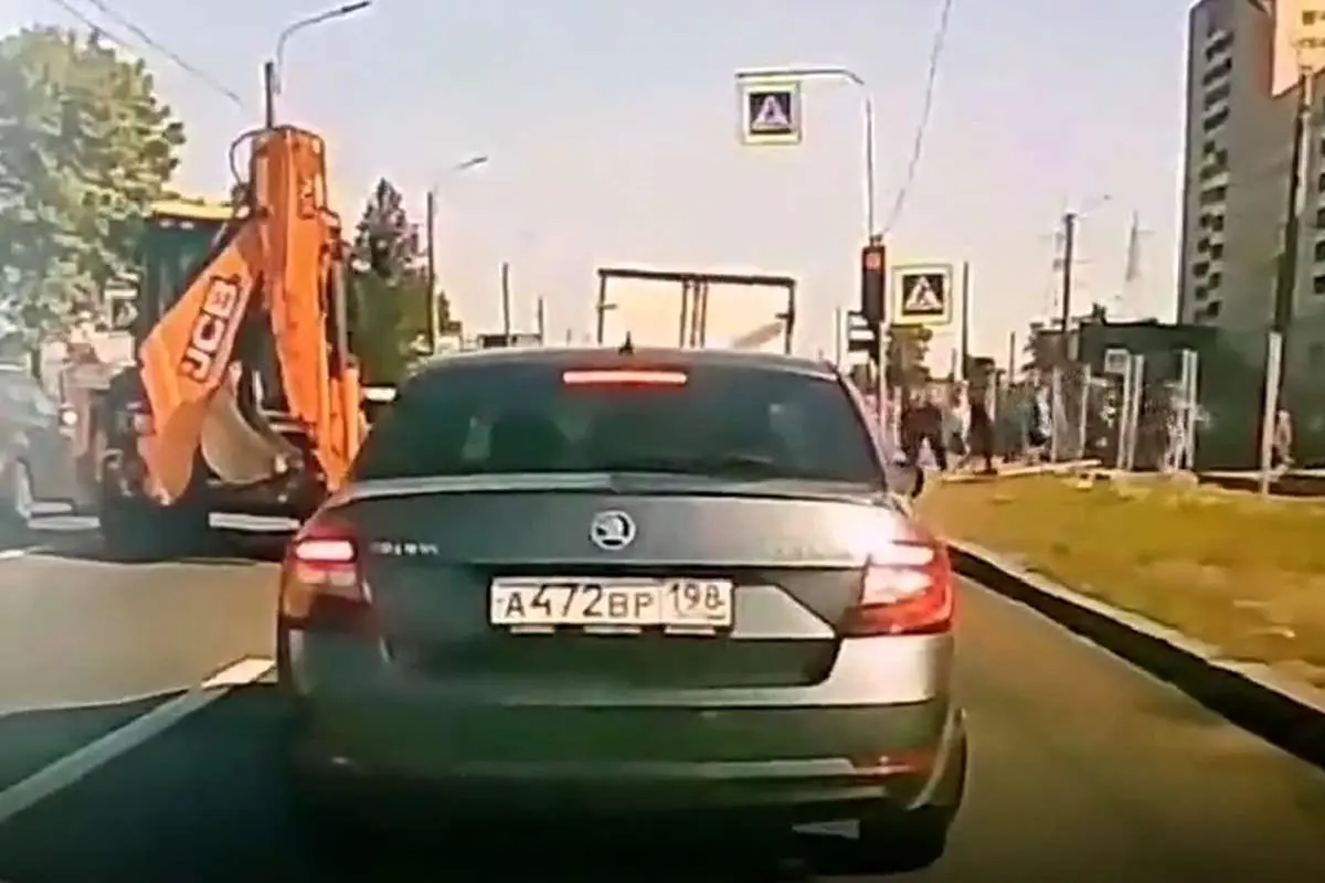(ویدئو) تصادف شدید شاسیبلند با بیل مکانیکی