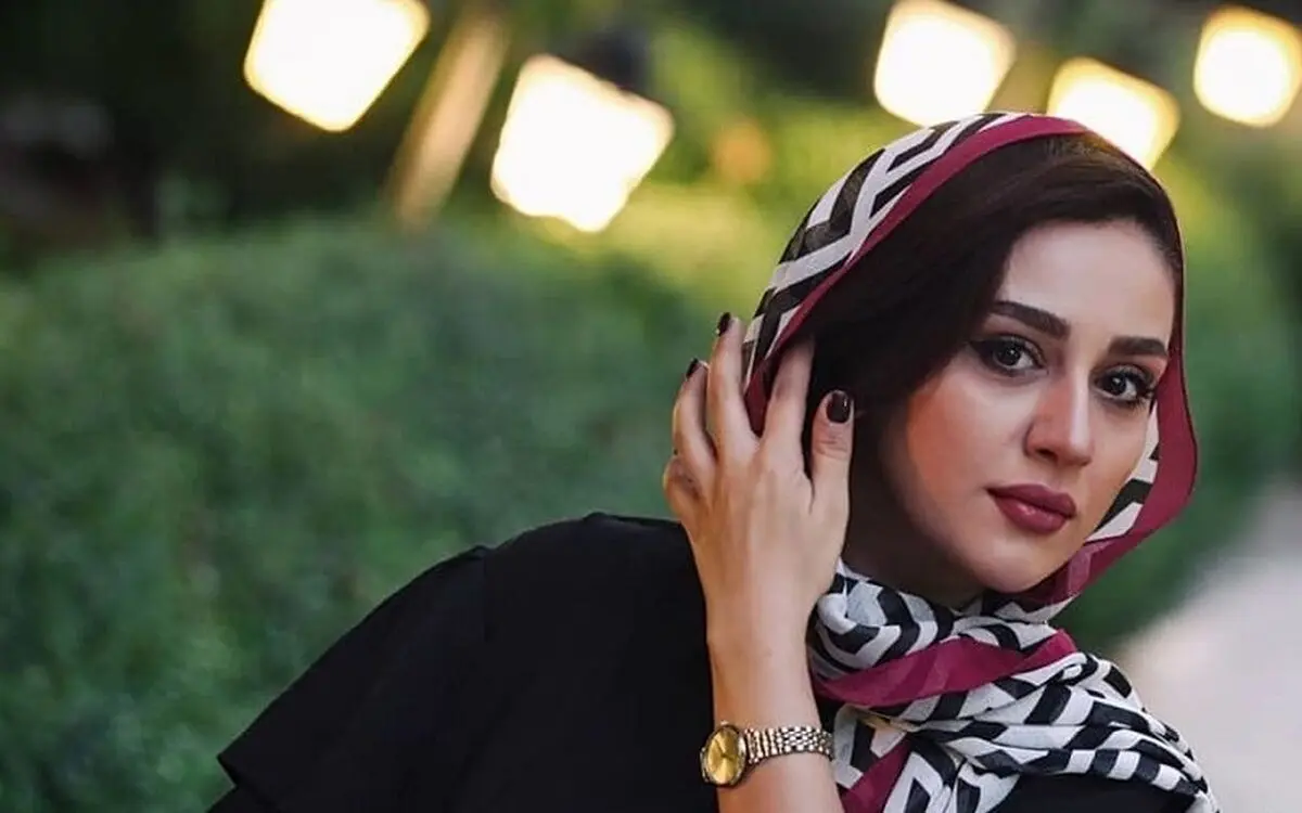 عکس تازه میترا رفیع به همراه ۱۸ قلاده گرگ