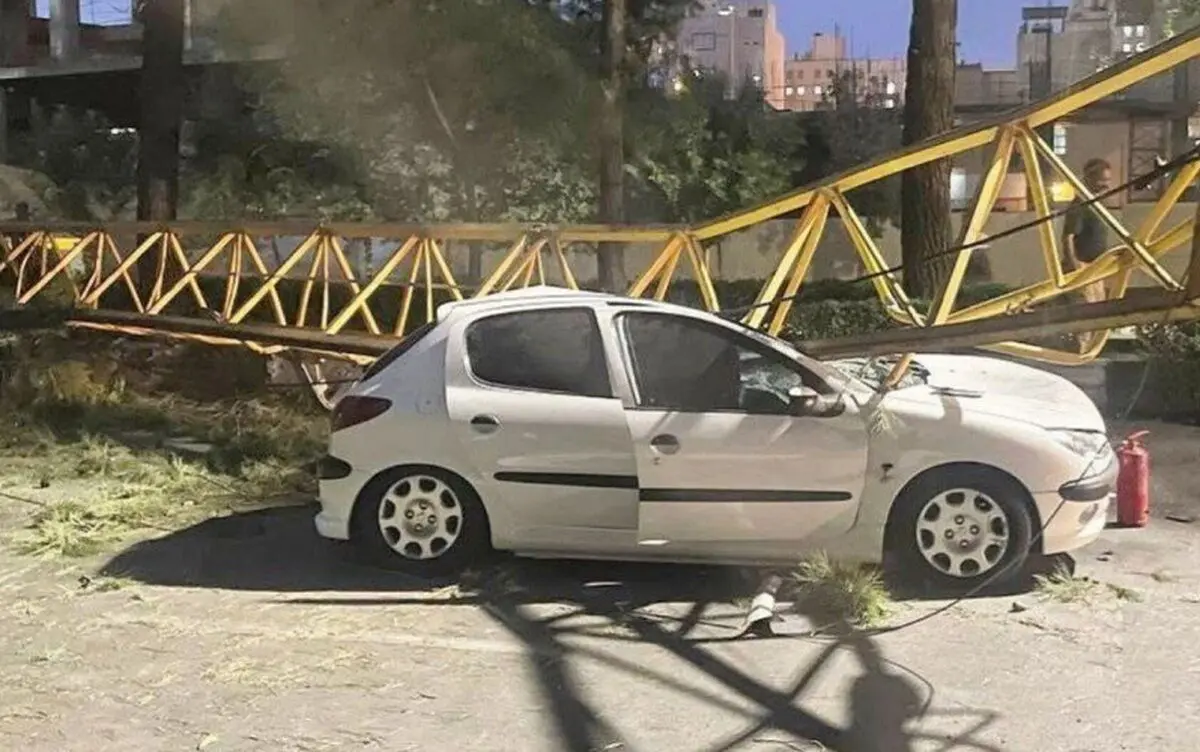 (ویدئو) تصویری جدید از سقوط جرثقیل روی پژو ۲۰۶ در قم