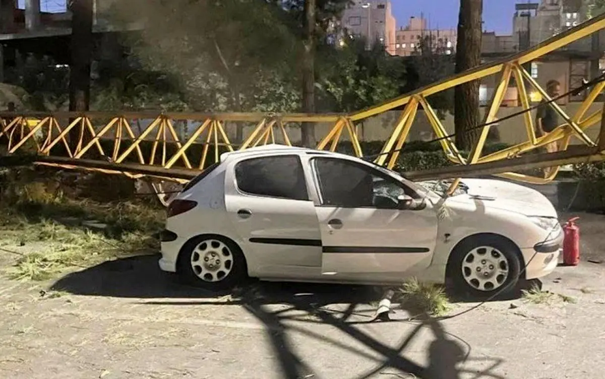 (ویدئو) تصویری جدید از سقوط جرثقیل روی پژو ۲۰۶ در قم