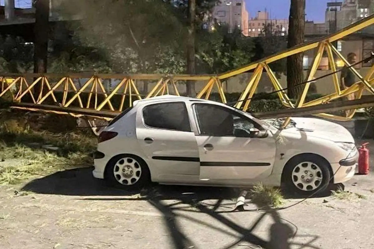 (ویدئو) تصویری جدید از سقوط جرثقیل روی پژو ۲۰۶ در قم
