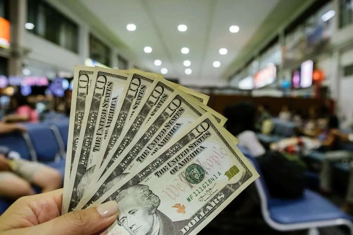 پیش‌بینی مهم عضو اتاق بازرگانی ایران از قیمت ارز/ بازار آماده ریزش قیمت دلار باشد؟