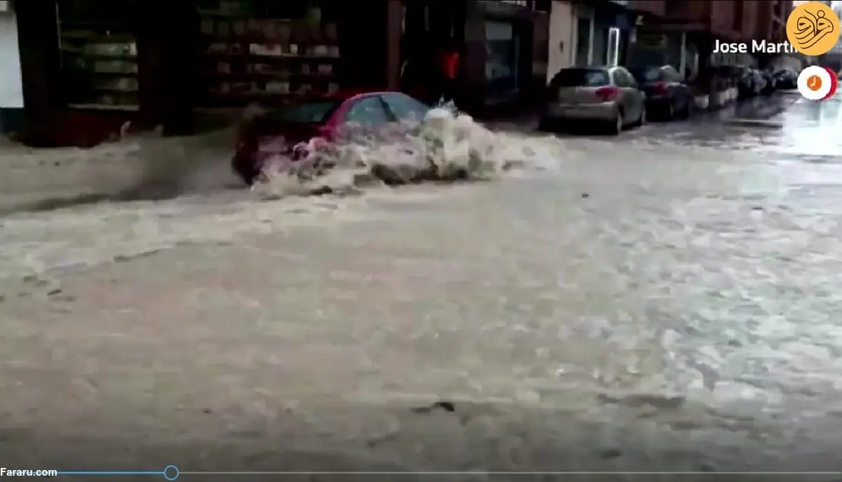 (ویدئو) گرفتار شدن یک خودرو در سیل خروشان