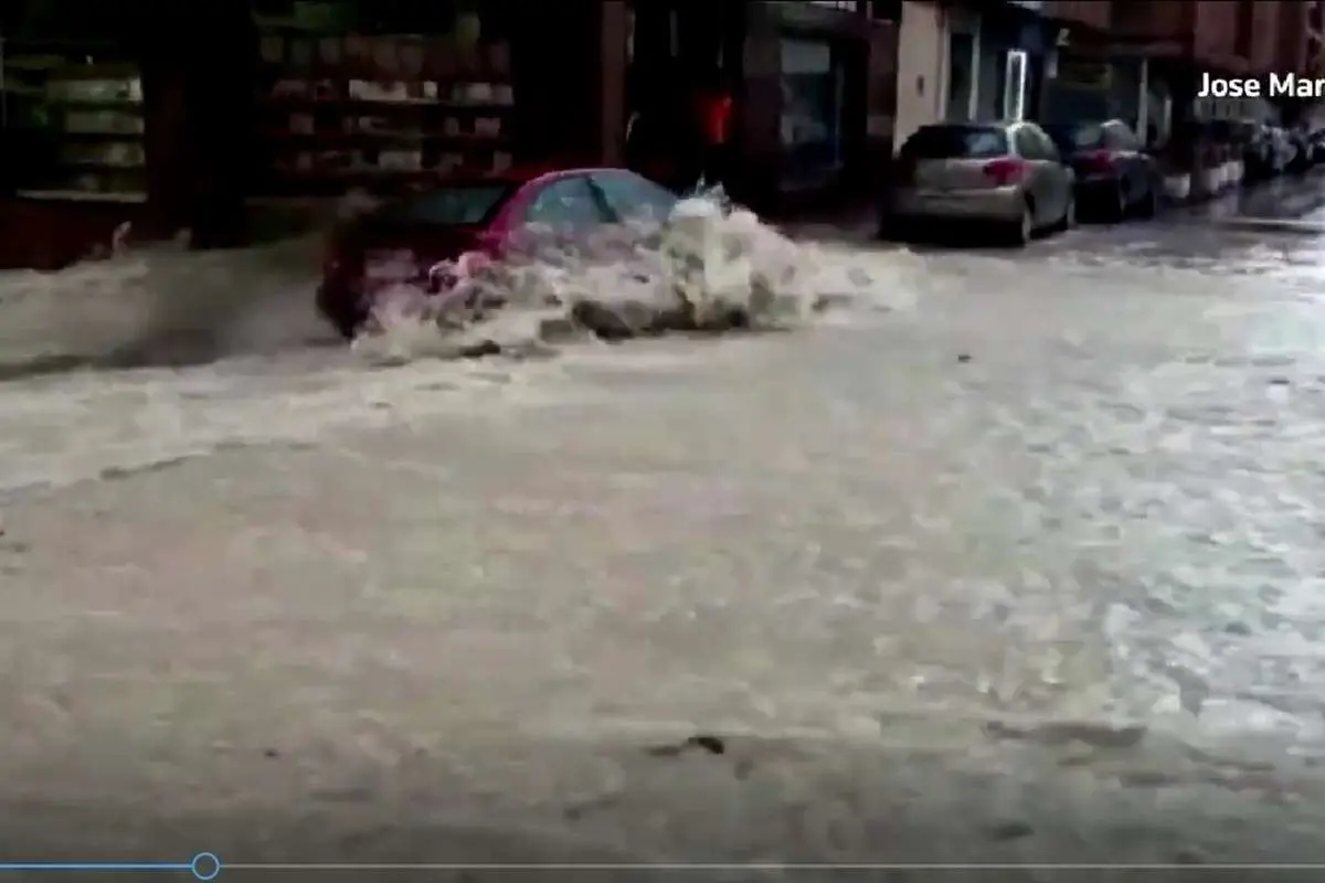 (ویدئو) گرفتار شدن یک خودرو در سیل خروشان
