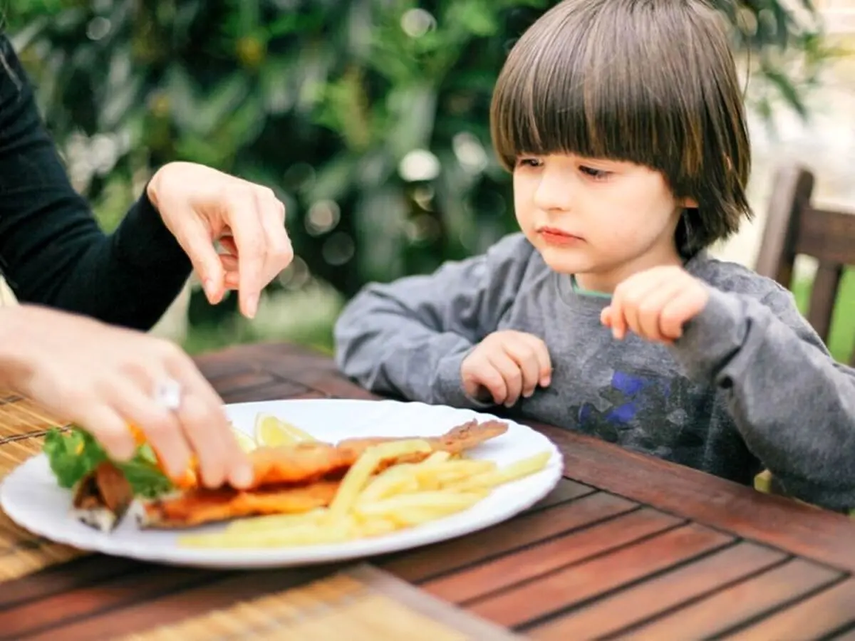 کودک از چه سنی می‌تواند ماهی بخورد؟