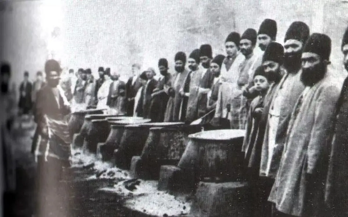 (عکس) پیک در حال حمل چند طبقه غذا با دوچرخه در تبریز؛ ۷۲ سال قبل