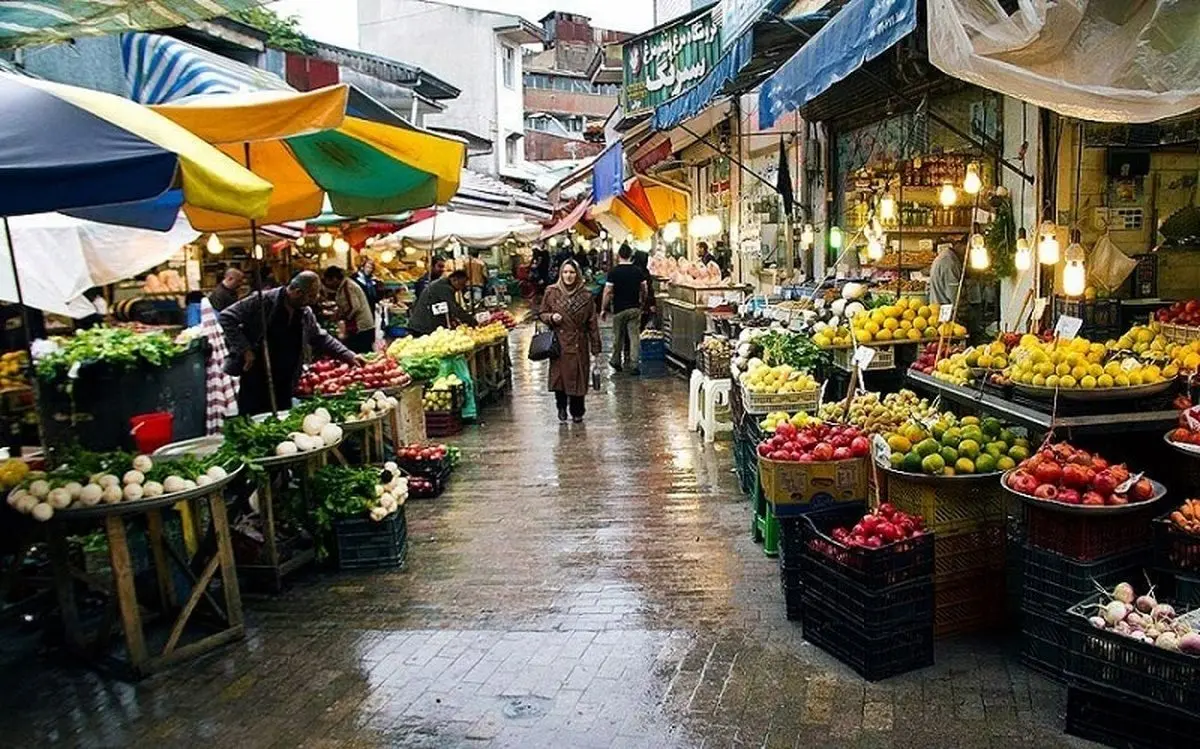 (عکس) نمایی از یک میوه فروشی در بازار رشت؛ یک قرن قبل