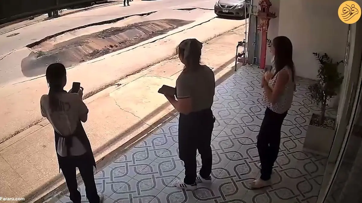 (ویدئو) لحظه وحشتناک ریزش یک خیابان