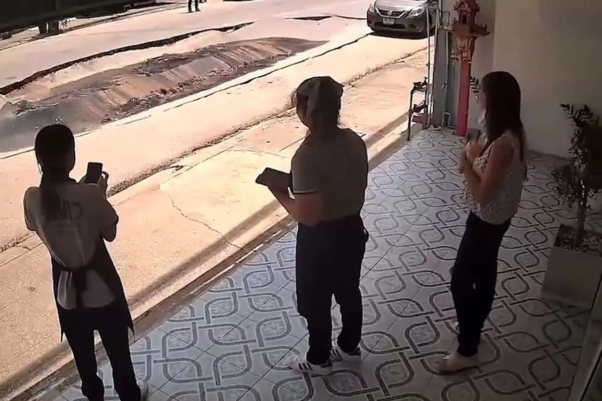 (ویدئو) لحظه وحشتناک ریزش یک خیابان