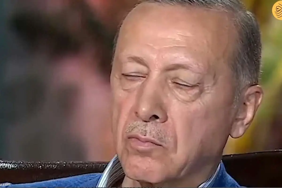 (ویدئو) چرت زدن اردوغان در حین مصاحبه زنده تلویزیونی!