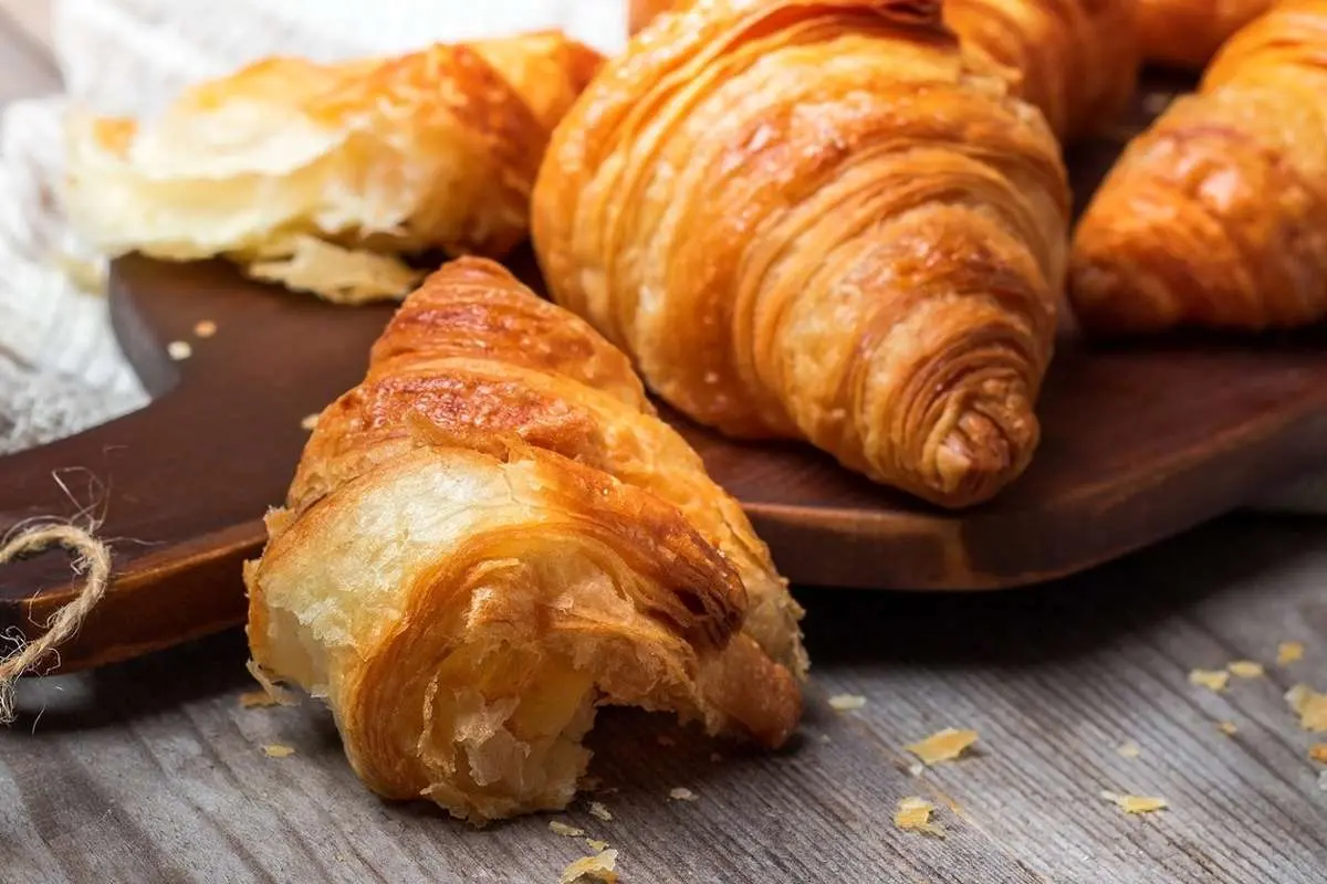 تاریخچه خواندنی پخت نان کروسان؛ از اتریش تا فرانسه