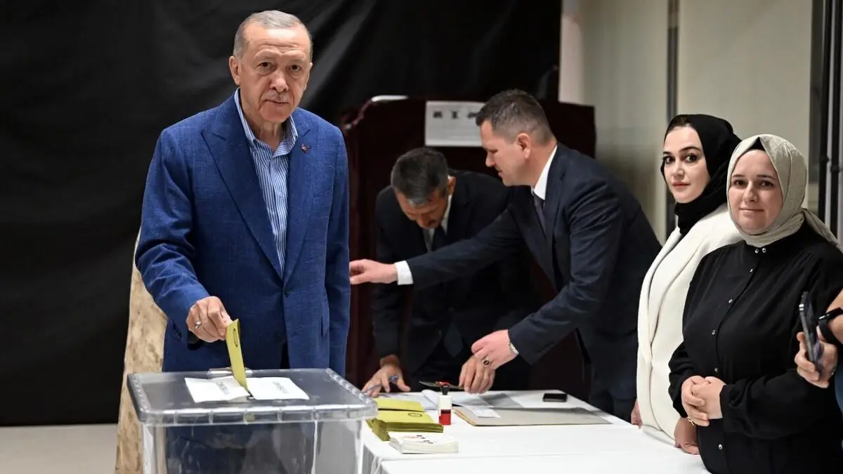 (عکس) پوشش متفاوت همسران اردوغان و قلیچداراوغلو
