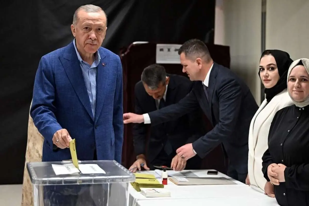 (عکس) پوشش متفاوت همسران اردوغان و قلیچداراوغلو