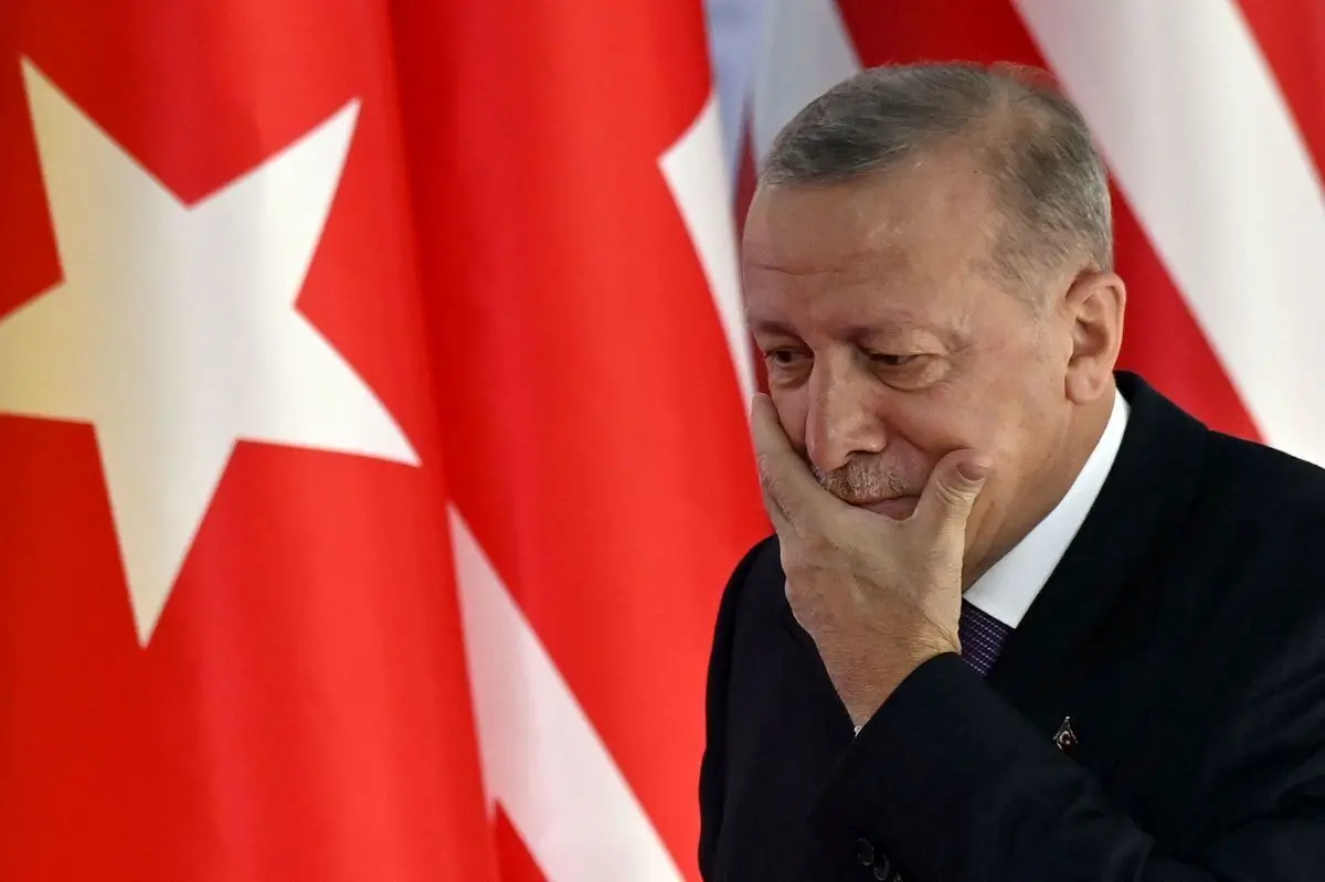 ویدیویی عجیب از ازدحام مردم برای دست‌بوسی از اردوغان