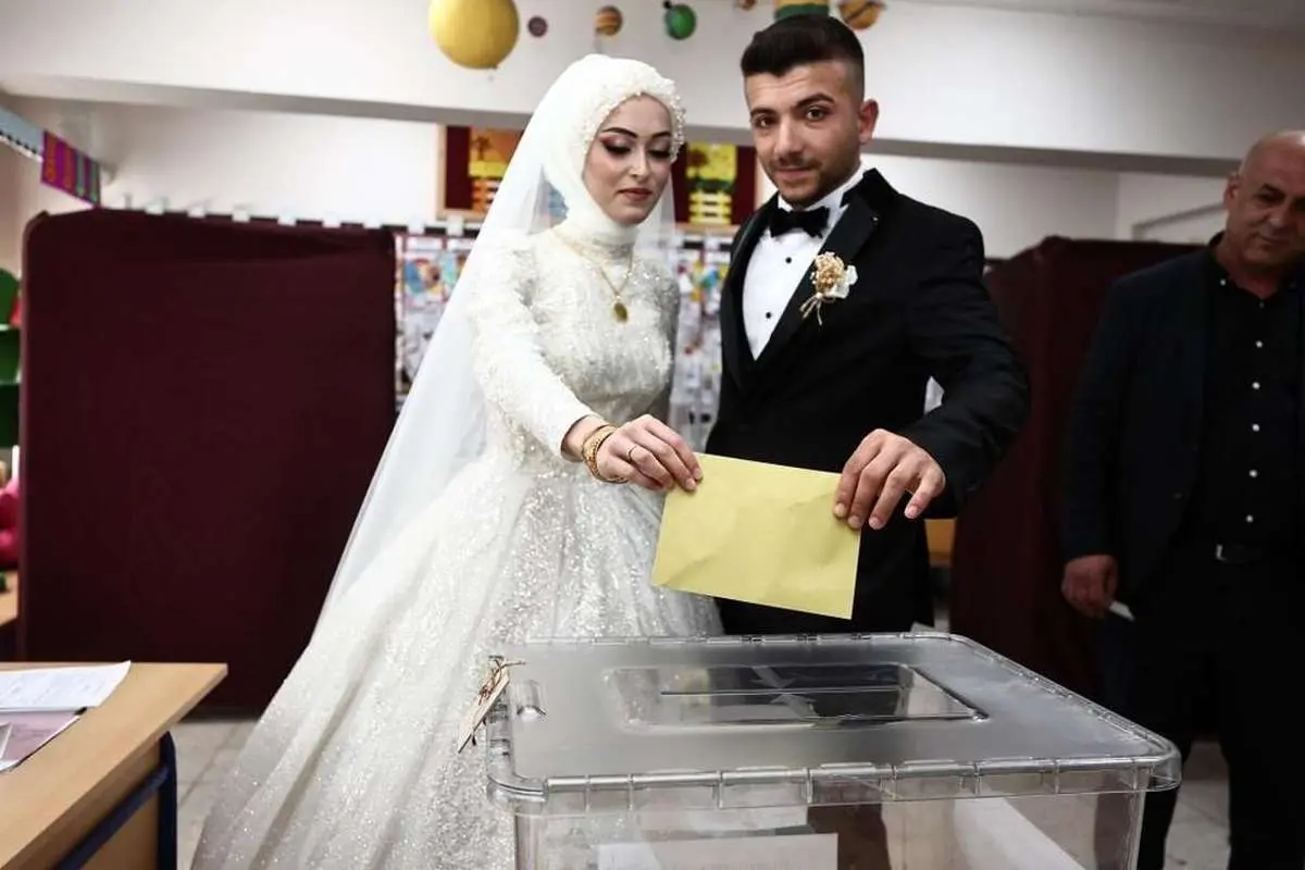 (تصاویر) شرکت یک عروس و داماد در انتخابات ریاست جمهوری ترکیه