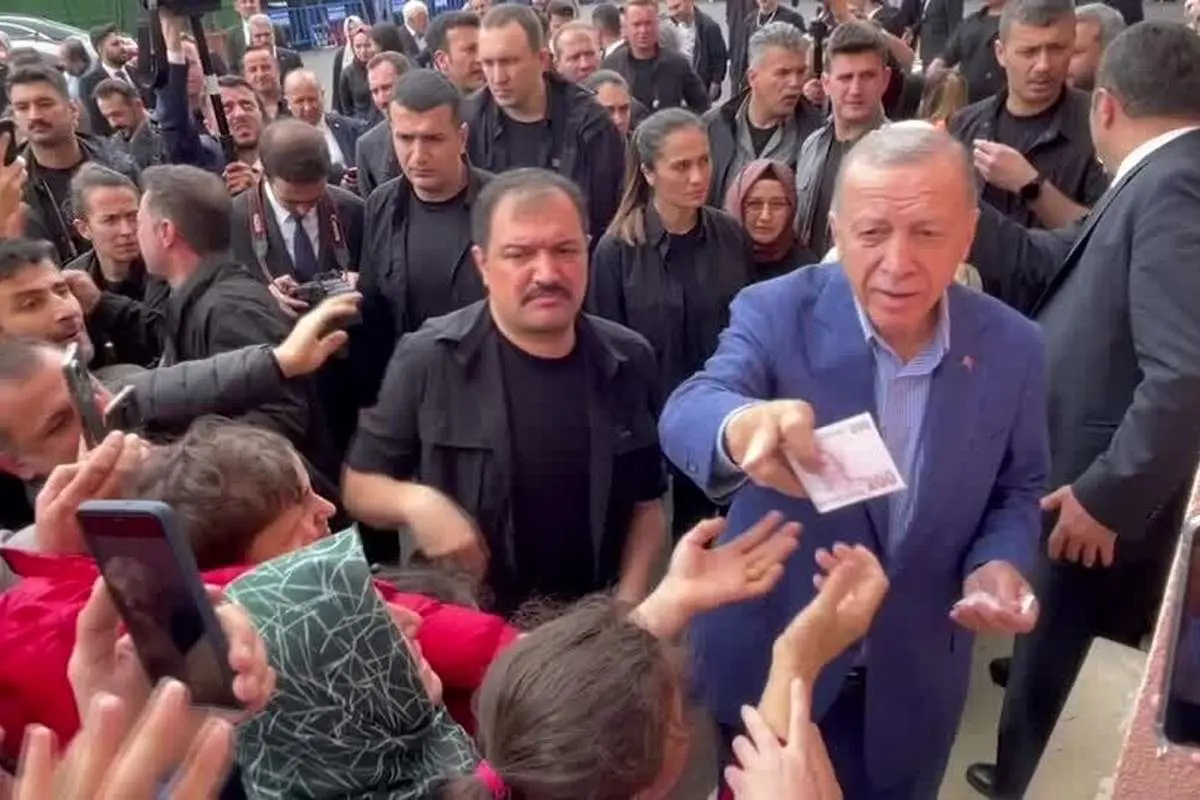 (ویدئو) اردوغان به هوادارانش پول داد
