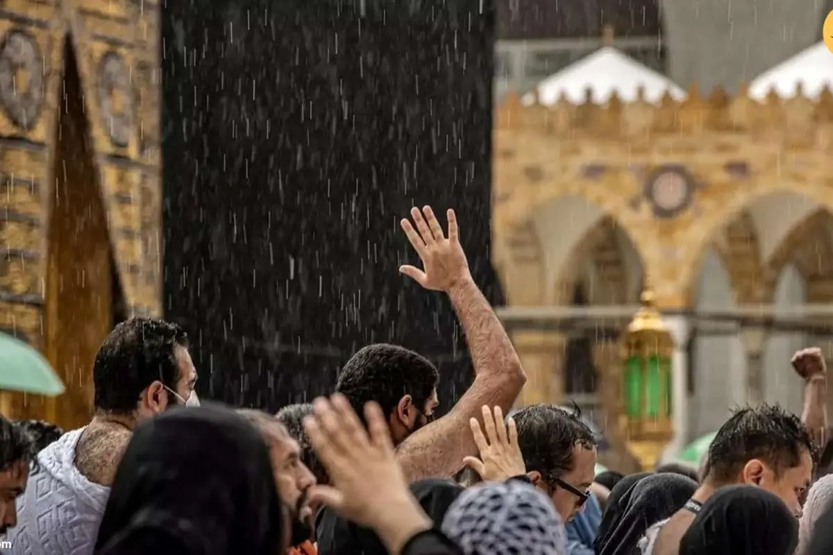 (ویدئو) باران زائران خانه خدا را غافلگیر کرد