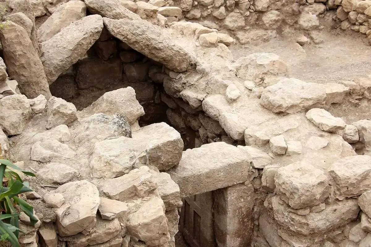 (ویدئو) کشف بزرگترین آرامگاه‌های خانوادگی سنگی ۲۰۰۰ ساله در ایذه