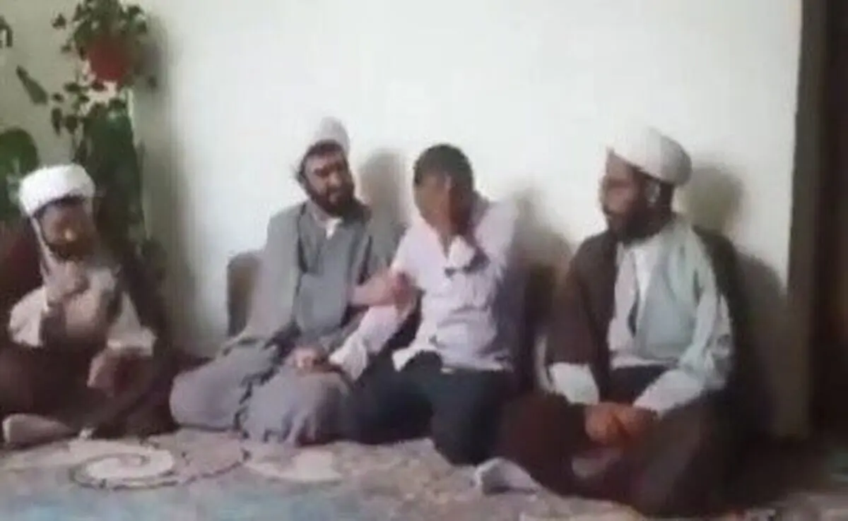(ویدئو) لحظۀ اعلام خبر شهادتِ یکی از سربازانِ مرزبانی به خانواده‌اش