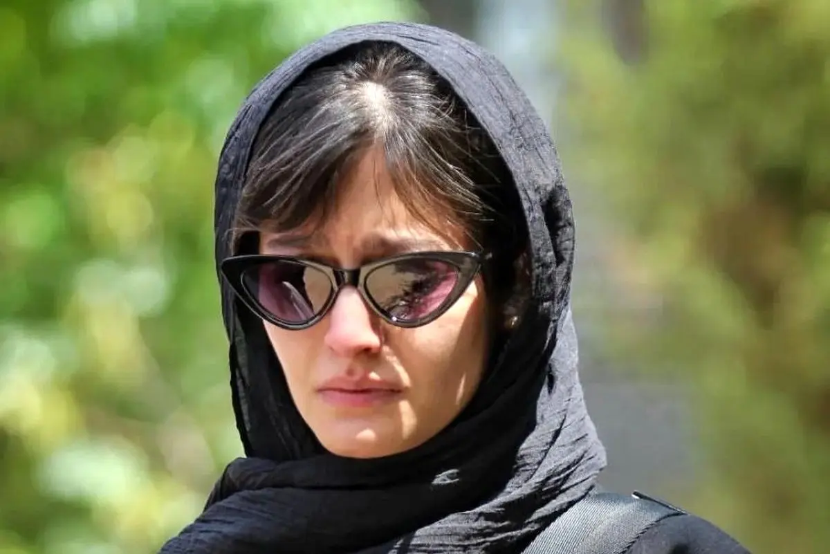 عکسی از بغض و گریه پردیس احمدیه در بهشت زهرا