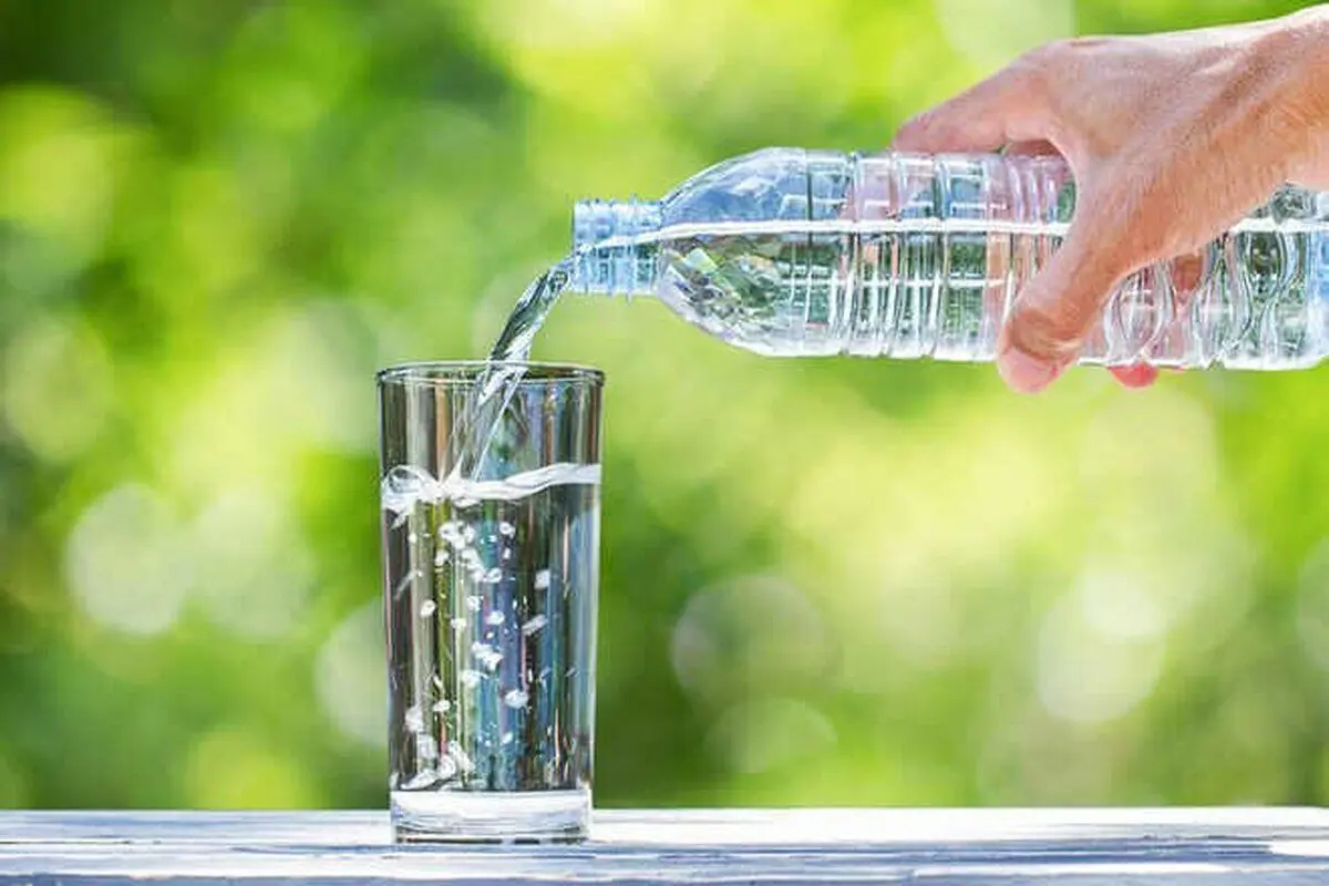 روزانه چقدر باید آب بخوریم؟/ مهمترین نشانه های کم آبی در بدن