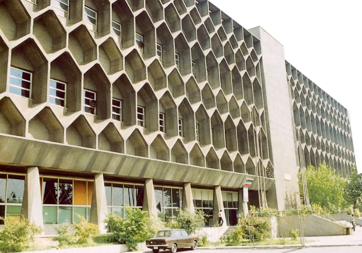 اداره لانه‌زنبوری تهران کجاست؟/ زنبور از بالای این ساختمان ٨٩‌ساله تکان نمی‌خورد!