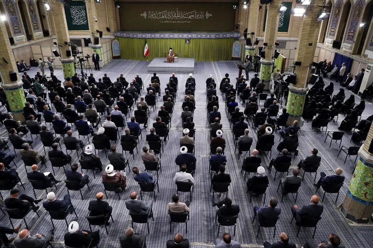 معنای «آیه» نصب‌شده در محل دیدار نمایندگان با رهبر انقلاب چیست؟
