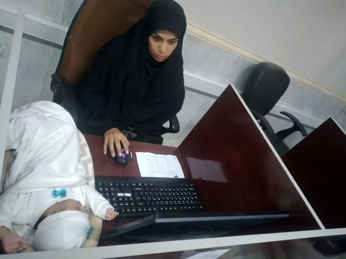 (تصاویر) امتحان دانشگاه مادر جوان همراه با نوزاد یک ماهه