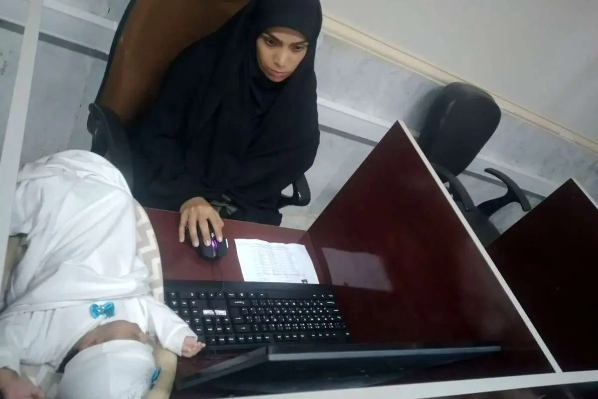 (تصاویر) امتحان دانشگاه مادر جوان همراه با نوزاد یک ماهه