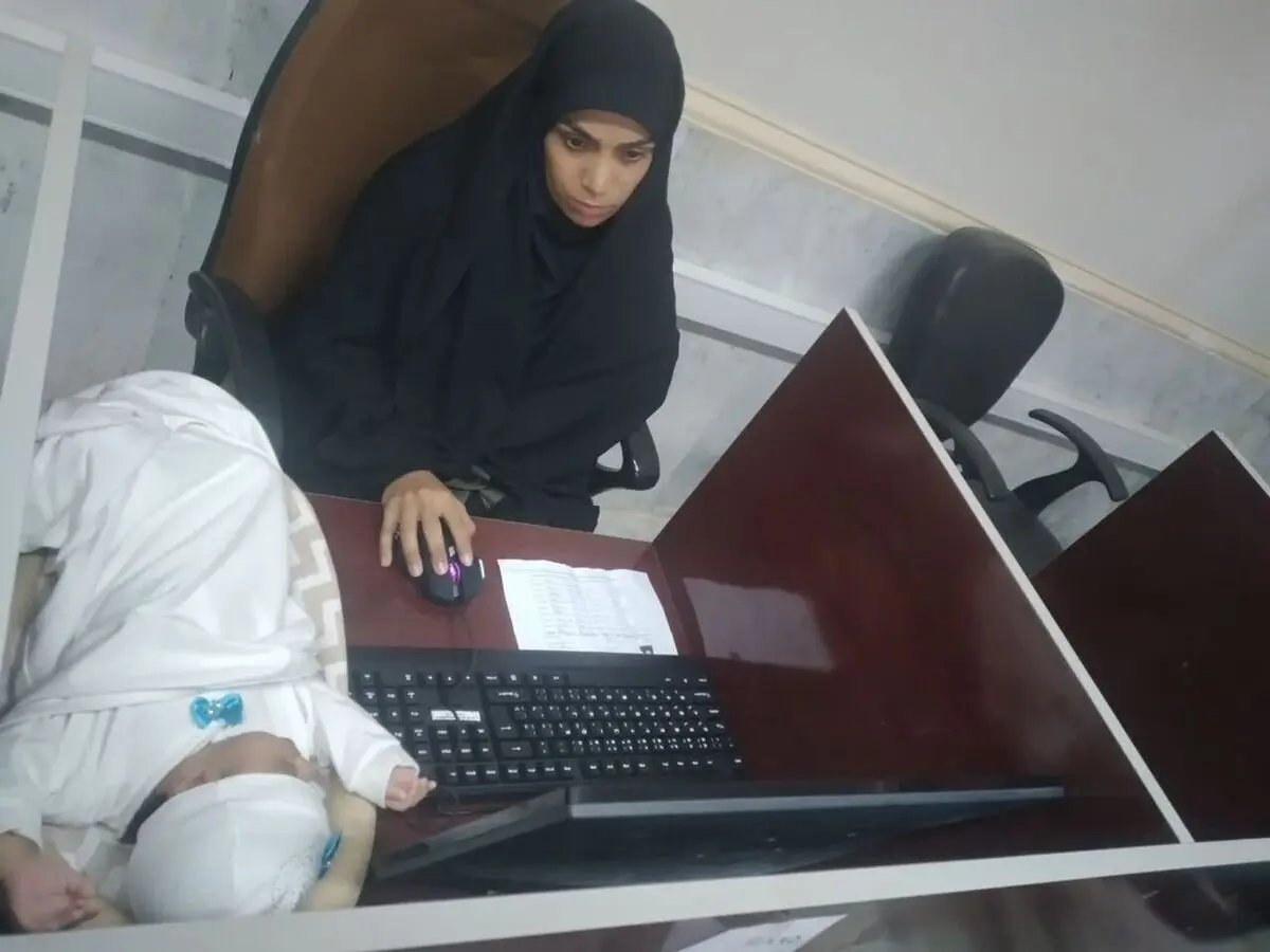 (تصاویر) امتحان دانشگاه مادر جوان همراه با نوزاد یک ماهه