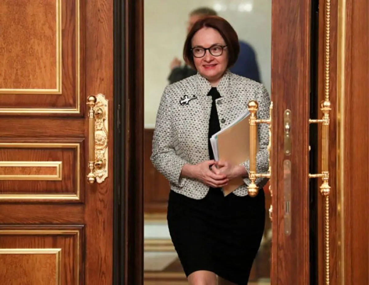 (ویدئو) پوشش جالب مقام زن روسیه در حین ورود به بانک مرکزی ایران