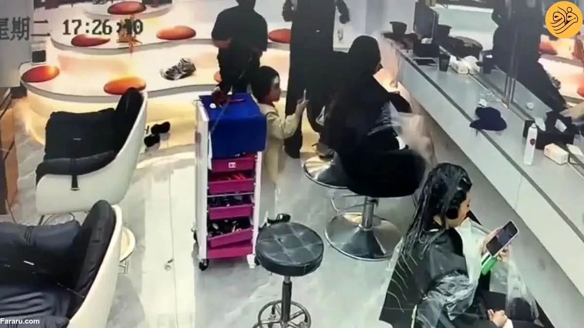 (ویدئو) دردسر تقلید دختربچه از مادرش در آرایشگاه زنانه